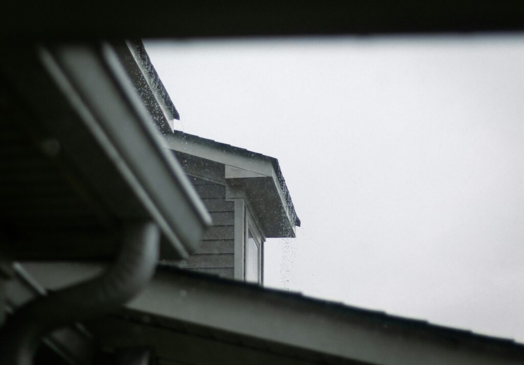 Dakgoot en regenpijp van een woning