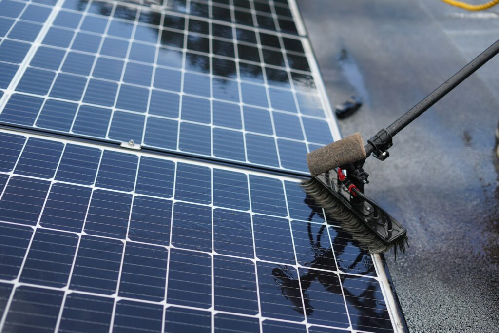 Zonnepanelen reinigen met een zachte borstel