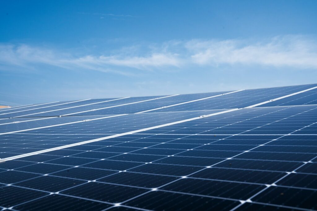 Zonnepanelen op een dak